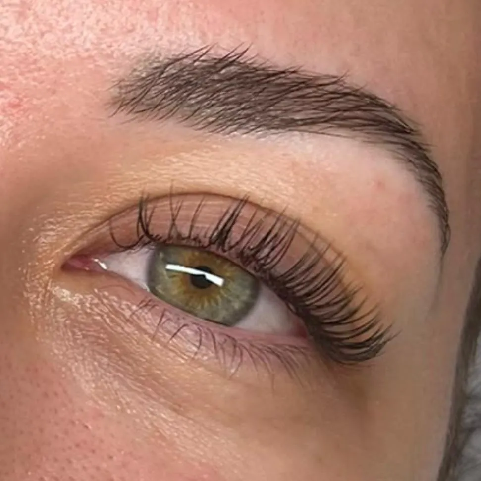 Ergebnis einer Brow- und Lash-Behandlung