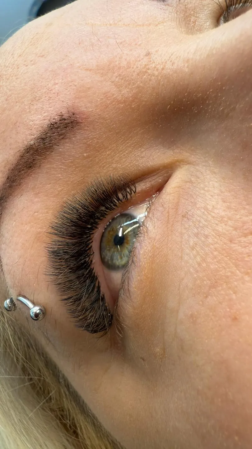 Ergebnis einer Wimpernverlängerung, Nahaufnahme