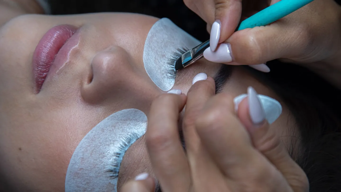 Nahaufnahme einer Wimpernverlängerung mit Unterlidpads