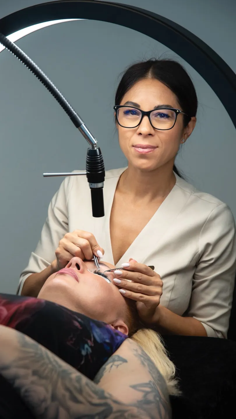 Anita bei der Arbeit an den Wimpern einer Kundin