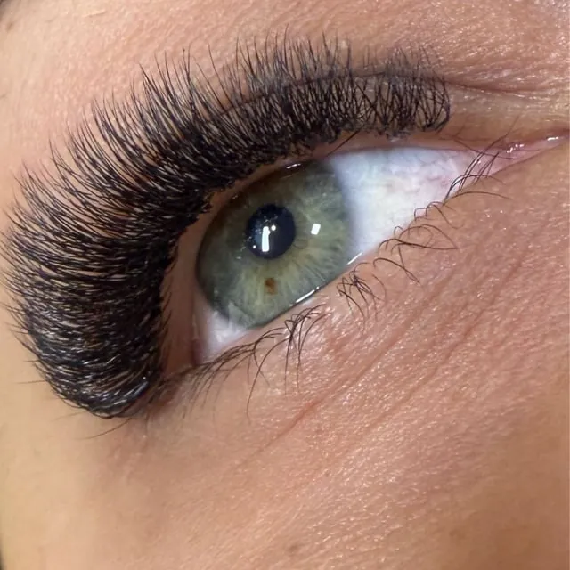Ergebnis einer Wimpernverlängerung, Nahaufnahme
